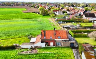Gullegem: Te renoveren woning aan de stadsrand van Gullegem!Dit ruime huis biedt een uitstekende renovatiekans en vormt de ideale basis voor een...