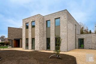 INDELING & AFWERKINGBij het betreden van de woning komt u in de inkomhal, waar een gastentoilet is voorzien.De open keuken met bergruimte biedt een...