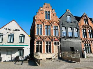 <p>Recht tegenover het station van Deinze bevindt zich dit veelzijdige handelspand met uitstekende visibiliteit en enorm veel potentieel.</p><p> </p><p>Dankzij de centrale ligging en flexibele indeling biedt dit pand tal van mogelijkheden voor horeca, winkel, kantoor, praktijkruimte of een combinatie van wonen en werken.</p><p> </p><p>De handelsruimte op het gelijkvloers staat momenteel leeg en is onmiddellijk beschikbaar.</p><p>Aan de voorzijde bevindt zich een ruim en zonnig terras, ideaal voor horeca of ontvangst van klanten.</p><p>Achteraan geniet je van een gezellige tuin van ca. 55 m², een absolute troef in hartje Deinze.</p><p> </p><p>Op de verdieping bevindt zich een gerenoveerd appartement, bereikbaar via een aparte ingang, met een ruime badkamer, lichtrijke woonkamer met open keuken, en op het 2de verdiep 2 ruime slaapkamers.</p><p>Dit appartement werd in 2018 grotendeels vernieuwd, inclusief het dak, en biedt interessante mogelijkheden voor eigen bewoning, verhuur of co-housing.</p><p> </p><p>Het pand kan bovendien eenvoudig opgesplitst worden in een handels- en woongedeelte.</p><p>Extra troeven zijn de ruime kelder en de charmante trapgevel uit de late 19e eeuw, die het pand een authentieke en karaktervolle uitstraling geven.</p><p> </p><p>Een eigendom met charme, ruimte én tal van mogelijkheden op een commerciële toplocatie in Deinze. Contacteer ons gerust voor meer informatie of een bezoek</p><p>ter plaatse.</p><p> </p><p>KOM LANGS OP ONZE OPENDEUR ZATERDAG 19/09 VAN 10H00 TOT 12H00 !</p><p> </p>
