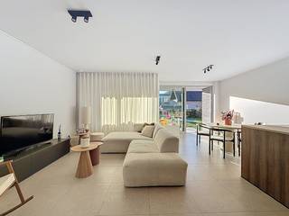 Dit appartement met grote tuin is gelegen op een top locatie in centrum Wielsbeke. Het appartement beschikt over 2 slaapkamers, een ruime tuin,...