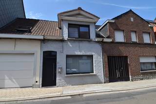 Deze woning is gelegen in het centrum van Wevelgem nabij winkels, bakkers, school, etc...<br /><br />Inkomhal met doorgang naar de tuin, leefruimte, kleine bergruimte, keuken voorzien van vaatwasmachine, keramische kookplaat, inbouwfrigo en oven. Via de keuken is er toegang tot de knusse tuin. Achter de keuken is de ruime berging met aansluiting voor de wasmachine, met aansluitend de badkamer die voorzien is van een bad (met mogelijkheid om erin te douchen), toilet en lavabo. <br /><br />Op de eerste verdieping zijn er 2 slaapkamers.<br /><br />LET WEL: het EPC werd opgesteld voor het plaatsen van isolatie in het dak en plafond in de badkamer.<br /><br />Huurprijs: 750 EUR/maand<br />Adres: Leiestraat 5, 8560 Wevelgem<br />Onze referentie: DEV5136