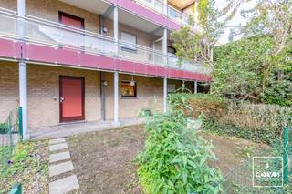 <strong>Uitstekend gelegen appartement</strong> met vlotte verbindingen naar invalswegen, openbaar vervoer, winkels, ontspanning, scholen en op wandelafstand van de Visserij, de Reep en het Zuidpark te Gent.<br /><br />Het appartement bevindt zich op het<strong> gelijkvloerse verdiep</strong> in een rustige straat<strong> </strong>en omvat een inkomhal met vestiaire, een apart toilet, een badkamer met bad, een grote woonkamer met open eetplaats en keuken, een berging met aansluiting voor wasmachine en één slaapkamer. Tenslotte is er nog een <strong>privaat terras en tuin van maar liefst 25m² !</strong><br /><br />TROEVEN: <strong>eigen tuin in centrum Gent</strong> – grote leefruimte – <strong>EPC B </strong>-<strong> </strong>uitstekend gelegen - inbouwkasten<br /><br />Op zoek naar een <strong>ideale uitvalsbasis in Gent</strong> voor uzelf, studerende kinderen of als investering? Contacteer Yasmin via een online aanvraag of via yasmin@convas.be (met vermelding van uw telefoonnummer)