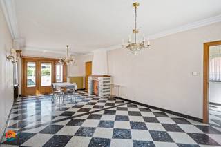 Op een uitstekende locatie te Keerbergen bevindt zich deze open bebouwing met 3 slaapkamers en aparte garage op een perceel van 678 m². U geniet hier van een rustige ligging en bevindt zich tegelijk vlakbij het centrum van Keerbergen met winkels, eet-en drankgelegenheden, scholen en het openbaar vervoer op wandel- en fietsafstand.<br /><br />We betreden de woning via de inkomhal. De leefruimte kan u inrichten met een gezellige zithoek en een aparte eetplaats. Aangrenzend bevindt zich de keuken. Het gelijkvloers beschikt aan de achterzijde nog over een zeer ruime berging/wasplaats en een apart toilet. De nachthal op de eerste verdieping geeft u toegang tot 3 slaapkamers en een badkamer, uitgerust met bad, lavabo en toilet. De ruime zolder op de tweede verdieping wordt momenteel gebruikt als stockageruimte, maar biedt nog tal van mogelijkheden mits het plaatsen van een vaste trap. Tenslotte is deze woning deels onderkelderd. In de zuidwest georiënteerde tuin kunt u steeds in alle privacy genieten van het mooie weer. Naast/achter de woning is er nog een ruime garage die u voorziet van extra comfort en opbergruimte voor al uw tuinspullen.<br /><br />U bent verplicht om deze woning binnen de 6 jaar na aankoop grondig energetisch te renoveren tot minimum EPC-label D.<br /><br />Dit is een uitstekende opportuniteit als u op zoek bent naar een renovatieproject met veel potentieel op een uitstekende locatie in Keerbergen. Contacteer ons op 0497 14 67 97 voor meer informatie of neem een kijkje op www.boonstravastgoed.be. <br /><br />Bijzonderheden:<br />- Aparte garage<br />- 3 slaapkamers<br />- Centrale ligging