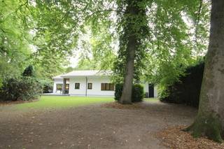 <p><strong><b>Instapklare gezinswoning – volledig gerenoveerd!</b></strong></p>
<p>Op zoek naar een woning die ruimte en comfort combineert met energiezuinigheid en de technieken van vandaag? Deze recente totaalrenovatie (2024-2025) werd tot in de puntjes afgewerkt en staat te wachten op haar eerste bewoners. Met 4 slaapkamers, een luxebadkamer, een gezellige leefruimte, splinternieuwe keuken en een prachtig perceel van maar liefst 1.522 m², biedt dit huis alles voor wie meteen zorgeloos wil intrekken!</p>
<p><strong><b>Indeling:</b></strong></p>
<ul>
<li><span></span>Ruime inkomhal die meteen een verzorgd gevoel geeft.</li>
<li><span></span>Gezellige leefruimte met aansluitend de keuken</li>
<li><span></span>Splinternieuwe keuken, uitgerust met een Bora kookplaat met geïntegreerde dampkap, spoelbak, vaatwasser, oven, magnetron en een grote koelkast. De grote ramen en het schuifraam zorgen voor een directe connectie met het terras en de tuin.</li>
<li><span></span>Vier slaapkamers, waarvan twee aan de tuinzijde (12m² en 16m²), en twee aan de voorzijde van elk 9m²</li>
<li><span></span>Luxueuze badkamer met ligbad, ruime inloopdouche met glazen wand, dubbel badkamermeubel met grote spiegel voorzien van licht en verwarming alsook een stijlvol zwart hangtoilet.</li>
<li><span></span>Berging/technische ruimte met praktische voorziening voor wasmachine.</li>
<li><span></span>Gastentoilet eveneens met stijlvol zwart hangtoilet voorzien van handenwasser.</li>
<li><span></span>Inpandige garage met nieuwe poort en aparte buitendeur.</li>
</ul>
<p><strong><b>Technieken en afwerking:</b></strong></p>
<ul>
<li><span></span>Nieuwe elektriciteit doorheen de gehele woning (CONFORM Arei)</li>
<li><span></span>Nieuwe sanitaire leidingen, afvoeren en installaties</li>
<li><span></span>Nieuwe vloerverwarming doorheen de gehele woning, aangestuurd door een warmtepomp lucht/water met passieve koeling.</li>
</ul>
<p><strong><b>Buitenruimte:</b></strong><br />Het perceel van 1.522 m² biedt een grote, groene tuin met veel bomen en privacy. Vanuit de keuken geeft een schuifraam toegang tot een terras en de tuin.</p>
<p>De oprit naar de garage werd links en rechts uitgebreid om extra parkeerplaats te creëren en voldoende manoeuvreerruimte te voorzien.</p>
<p></p>
<p>Kom zelf ervaren wat deze woning te bieden heeft, en neem vandaag nog contact met ons op!</p>
<p></p>