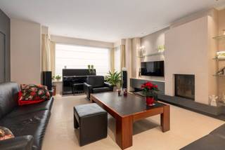 Stap binnen in deze prachtige, instapklare villa, perfect onderhouden en klaar om in te trekken. Met een royale bewoonbare oppervlakte van 267m2...