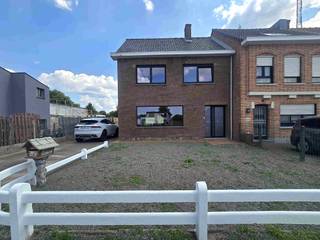 grotendeels up-to-date vernieuwde half-open bebouwing (bebouwde oppervlakte 201m²)ingedeeld als volgt: een inkomhal-trapzaal met spender onderaan de...