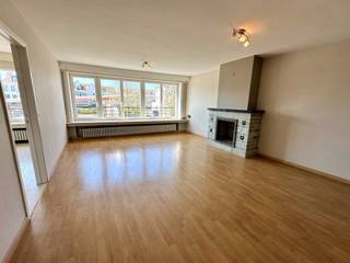 Appartement lumineux à rénover avec vue dégagée, près du centre de Knokke. Composition : hall d'entrée avec toilettes. Salon et salle à manger spacieux et lumineux jouissant d'une vue dégagée. Cuisine récemment aménagée avec tous les appareils électroménagers. Débarras. Buanderie avec connexion pour lave-linge et sèche-linge. 1ère chambre spacieuse avec accès à la terrasse arrière avec débarras. Deuxième chambre. Salle de bains (lavabo et douche). Le toit est isolé. Local à vélo.