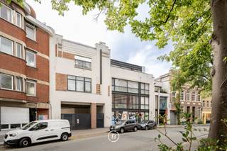 Extra asset: possibility to purchase/rent a parking space nearby. <br /><br />Located on the site of Alfa Lofting – a characterful project in a former cotton mill – this beautiful apartment of approximately 168 m² offers a unique living experience, where industrial character and modern living comfort come together.<br /><br />The high ceilings, impressive roof structure, and generous windows create a sense of space and allow abundant natural light to flow in.<br /><br />Layout: spacious entrance hall with guest toilet and cloakroom, bright living and dining area with open, fully equipped kitchen and adjoining storage room. From the living room, there is direct access to the covered terrace of approximately 11 m². Furthermore, the apartment has two bedrooms, a bathroom with double sink, toilet, and walk-in shower, and an upper-level multifunctional open space that can be further arranged according to preference.<br /><br />The communal courtyard is an additional asset and offers a peaceful, private atmosphere. In addition, a separate bicycle storage is provided.