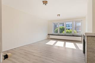 Gelegen in een aangename en rustige woonwijk in Merksem, biedt dit appartement een ideale combinatie van een vlotte bereikbaarheid en een comfortabele woonomgeving. In de directe omgeving vindt u winkels, scholen, openbaar vervoer en belangrijke invalswegen, waardoor u geniet van alle dagelijkse voorzieningen binnen handbereik. Bovendien zorgen de nabijgelegen groene zones en recreatiemogelijkheden voor een aangename balans tussen stad en ontspanning.<br /><br />Bij het betreden van het appartement komt u terecht in de inkomhal, die toegang biedt tot de verschillende ruimtes. Vooraan bevindt zich de lichtrijke leefruimte. Aansluitend vindt u de verzorgde keuken, uitgerust met een keramische kookplaat, oven, dampkap, spoelbak en aansluiting voor een wasmachine.<br />Verder beschikt het appartement over 3 volwaardige slaapkamers (16, 12 en 8 m²). De badkamer is praktisch ingericht met een ligbad met douchefunctie, lavabo en toilet. Vanuit één de grootste slaapkamer heeft u toegang tot het gezellige terras.<br /><br />Als extra troef beschikt het appartement over een privatieve garage met automatische sectionale poort. De garage meet ongeveer 4,90 x 3,20 meter en is verplicht aan te kopen voor € 25.000,00.<br /><br />Dit pand kan onderhevig zijn aan de Vlaamse renovatieverplichting voor residentiële gebouwen. Voor meer informatie verwijzen wij u door naar volgende website: https://www.vlaanderen.be/een-woning-kopen/renovatieverplichting-voor-residentiele-gebouwen<br /><br />Pluspunten:<br />+ 3 slaapkamers<br />+ Rustige ligging<br />+ Terras aanwezig<br />+ Parking aanwezig<br />+ Instapklaar<br />+ Geen vaste kosten<br /><br />Voor meer informatie of een afspraak ter plaatse, aarzel niet ons te contacteren. Wij zijn bereikbaar via het nummer 03 337 50 70 of info@vbvastgoed.be.