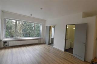 Studio van 34 m² te Antwerpen! Bij het binnenkomen komt u meteen terecht in de leef- en slaapruimte, die een gezellige en open indruk geeft. De studio beschikt over een apart gastentoilet en een badkamer uitgerust met een lavabomeubel en een ligbad met douchefunctie. De gesloten keuken is voorzien van een lavabo, kookvuur en ingemaakte kasten, wat zorgt voor voldoende opbergruimte en gebruiksgemak. Vanuit de keuken heeft u toegang tot het terras, dat bovendien is uitgerust met een praktische bergingkast. <br /><br />Ideaal voor studenten, starters of investeerders (momenteel verhuurd aan €680/maand)!<br /><br />Extra: <br />- EPC-klasse C (236 kWh -> GEEN renovatieverplichting!) <br />- Elektriciteit conform<br />- Gemeenschappelijke kost € 175,00/maand (inclusief: water, verwarming, syndicus, ...)<br />- Watertoets: perceelscore A, gebouwscore A. <br />- Woongebied, stedenbouwkundige informatie in aanvraag. <br /><br />Nabij school, winkels, autosnelweg, openbaar vervoer, etc. Voor meer info ga naar www.coenenvastgoed.be of bel 03/375.82.92