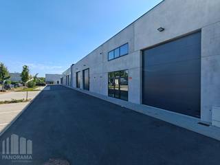 <strong>KMO-unit van 311 m² te koop</strong> in<strong> industriezone Permeke </strong>op een uitstekende locatie langs het <strong>Vlamingveld</strong> en naast de <strong>E40</strong>.<br />Dit moderne bedrijfsgebouw is ideaal voor kmo-activiteiten zoals productie, atelier, opslag of logistiek en beschikt over 2 privatieve parkeerplaatsen.<br />De lichtrijke loods met raampartij is opgetrokken in een duurzame staalconstructie met betonsandwichpanelen, afgewerkt met een geïsoleerd steeldeck en voorzien van een polybetonvloer.<br />Verder beschikt het pand over een automatische sectionale poort, dubbele beglazing, sanitair, databekabeling, kabelgoten, wifi en energiezuinige LED-verlichting.<br /><br />Dankzij de aanwezige zonnepanelen geniet u van een lage energiekost. De zonnepanelen dienen afzonderlijk te worden aangekocht.<br /><br />Dit volledig instapklare bedrijfsgebouw combineert een kwalitatieve afwerking met een strategische ligging en uitstekende bereikbaarheid langs de E40.<br />De verkoop verloopt via een <strong>onroerende leasingconstructie</strong>, waardoor slechts 2,5% eigen inbreng vereist is. Een unieke opportuniteit voor ondernemers die op zoek zijn naar een kwalitatief bedrijfsgebouw met een beperkte initiële kapitaalsinvestering.<br /><br />Contacteer <strong>PANORAMA B2B </strong>voor inlichtingen, plannen of een vrijblijvend plaatsbezoek via <strong>0479 70 70 73</strong>.