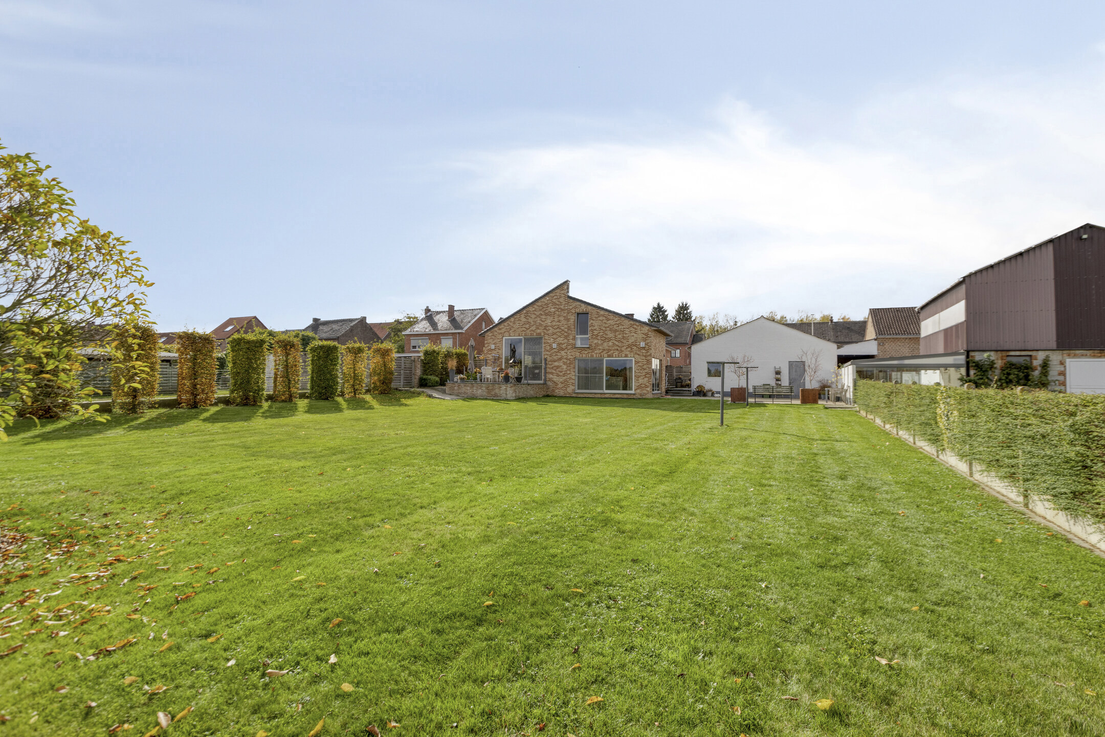 Zeer ruime woning (292m2) met loods op 14are - foto 1