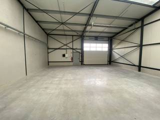 Te Huur : M<span><span>oderne units die variëren in grootte, met afmetingen van 172 m2 en 192 m2.<br />Een van de grootste voordelen van dit project is de strategische ligging. We bevinden ons op slechts 4,1 kilometer van het op- en afrittencomplex van de E17 – Deerlijk en op 4,7 kilometer van het op- en afrittencomplex van Waregem. Dit zorgt ervoor dat onze opslagruimtes gemakkelijk bereikbaar zijn. Deze uitstekende toegankelijkheid biedt een belangrijk voordeel voor onze klanten en maakt onze locatie bijzonder aantrekkelijk.<br /><br /><span>Kenmerken:<br /></span></span></span><br />- Zowel beschikbaar voor ondernemers als particulieren<br />- Mogelijkheid tot plaatsen van een reclametotem met uw bedrijfsnaam<br />- Voorzien van water en elektriciteit (220V + 380V)<br />- Uitstekende bereikbaarheid<br />- Parkeergelegenheid beschikbaar<br /><span>- Betonvloer<br />- Gemeenschappelijke sanitaire voorziening<br />- Zowel verkoop als verhuur</span>