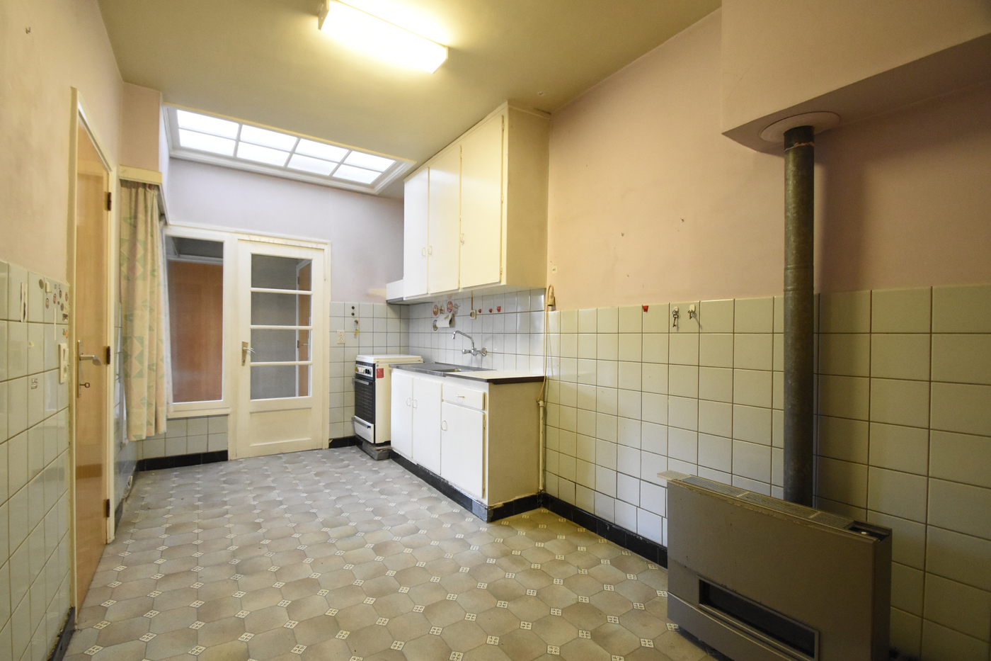 Te renoveren gezinswoning met 3 slaapkamers, ruime zolder en tuin – met oprit naast de woning - foto 3