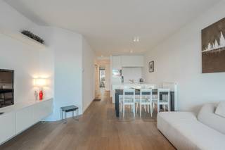 <h3><span>Prachtig gelijkvloers appartement met 2 slaapkamers en tuin in Jan Turpin Fase I</span></h3><p><span>Exclusief gelijkvloers appartement met 2 slaapkamers, ruime terrassen en tuin, prachtig gelegen in het prestigieuze gebouwencomplex Jan Turpin Fase I.</span></p><p><span>Dit bijzonder mooie appartement geniet van een </span><span>uitstekende ligging aan de rustige Dienstweg / havengeul</span><span>. Zowel voor- als achteraan beschikt het appartement over een aangename buitenruimte. Vooraan bevindt zich een </span><span>terras met aansluitende tuin</span><span>, uitgevend op de rustige omgeving en vlakbij park en havengeul. Achteraan genieten beide slaapkamers van toegang tot een </span><span>ruim terras met zicht op de prachtig aangelegde binnentuin van de residentie</span><span>.</span></p><p><span>Het appartement verkeert in </span><span>perfecte, instapklare staat</span><span> en wordt bovendien </span><span>volledig en smaakvol gemeubeld verkocht</span><span>. De hoogwaardige afwerking, waaronder de prachtige parketvloer, zorgt voor een bijzonder warme en stijlvolle uitstraling.</span></p><p><span>De indeling omvat: </span><span>inkomhal, zeer mooie keuken voorzien van Miele-toestellen, ruime en lichtrijke woonkamer, terras en tuin, nachthall, praktische berging met aansluiting voor wasmachine, apart toilet, stijlvolle badkamer met inloopdouche en dubbele lavabo en twee slaapkamers</span><span>.</span></p><p><span>Beide slaapkamers geven uit op het achterliggende terras. Hier bevindt zich bovendien een </span><span>ruime buitenberging</span><span>. Een </span><span>ondergrondse berging is inbegrepen</span><span> in de verkoopprijs. Daarnaast bestaat er de </span><span>mogelijkheid tot aankoop van een ondergrondse garage in hetzelfde gebouw</span><span> vanaf € 60.000.</span></p><p><span>Een uitzonderlijk aangenaam en volledig instapklaar appartement op een topligging, met een combinatie van comfort, hoogwaardige afwerking en prachtige buitenruimtes.</span></p>