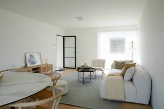 Ontdek de moderne kijkwoning (lot 94) in Hooglede. Deze woning werd gezellig ingericht en kan met meubels en decoratiestukken overgenomen worden. Bouwadviseur Sam bespreekt graag de mogelijkheden. Geniet van een lichtrijke leefruimte door de grote raampartijen en geïnstalleerde open keuken en aansluitende wasplaats/berging. Op de eerste verdieping zijn er 3 slaapkamers, een berging, apart toilet en badkamer met dubbele wastafel, een douche én bad. Links van de woning is er een carport voorzien. De woning met vloerverwarming is aangesloten op een warmtenet en ligt in een innovatief en futureproof woonproject met gemeenschappelijke pleinen, groenzones en waterpartijen.<br /><br />Er is ook een e-mobipunt met een elektrische deelauto en gepersonaliseerde pakjesdienst.<br /><br />Er is een vlotte verbinding met de ring rond Roeselare en het centrum van Roeselare en ook de vlotte N-Z / O-W-fietsverbinding draagt bij tot een fietsvriendelijke woonbuurt. Op 6 minuten fietsen bereik je het mammoetcentrum van Roeselare. Deze prijs is exclusief kosten en btw.<br /><br />Bekijk de ALL-IN prijs incl. alle kosten voor een instapklare woning met meubels en deco op onze website. <strong>www.dumobil.be/woonprojecten/hooglede-nieuwbouwwoningen</strong>. Stel vrijblijvend al uw vragen aan Sam Borrey: <strong>sam@dumobil.be | 0483 210 133</strong>.