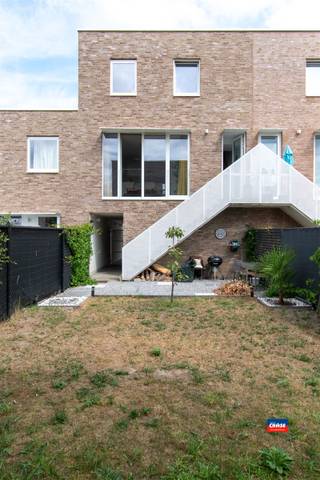 <p><span>WILLEBROEK | NIEUWBOUW GEZINSWONING (bj 2022) MET DRIE SLAAPKAMERS, OPRIT EN TUIN | EPC A | ZEER GUNSTIG GELEGEN IN EEN RUSTIGE WOONWIJK | </span></p><p><span>Indeling als volgt: gelijkvloers: Oprit voor 1 auto & gedeelde fietsenstalling - technische ruimte - berging - onderhoudsvriendelijke tuin.</span></p><p><span>Eerste verdieping: traphal - inkomhal - volledig geïnstalleerde leefkeuken met gezellige salonruimte - toilet - technische ruimte. </span></p><p><span>Tweede verdieping: traphal - badkamer met inloopdouche, dubbele lavabo en toilet - 3 slaapkamers (6m², 12m² en 8,3m²). </span></p><p><span> </span></p><p><span>Extra troeven:</span></p><ul><li><span>Zeer energiezuinig (EPC A)</span></li><li><span>Zonnepanelen en warmtepomp </span></li><li><span>Zuid georiënteerde tuin</span></li><li><span>Gelegen in een nieuwe rustige wijk, maar dichtbij uitvalswegen (Antwerpen / Brussel)</span></li></ul><p><span> </span></p>