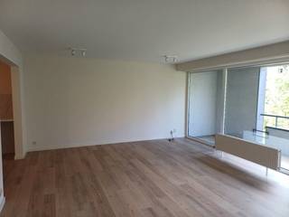 Het appartement is gelegen in Neerpelt centrum vlakbij winkels, scholen, horeca, ... Indeling:Inkomhal, woonkamer, keuken, berging, 2 slaapkamers,...