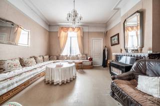 <p>Info & bezichtigingen: dries.v@weinvest.be | 0471 68 27 37</p>
<p></p>
<p>Midden in het centrum van Brussel, op een steenworp afstand van de Antoine Dansaertstraat en het Sint-Katelijneplein, stelt We Invest u met veel plezier dit opbrengstpand met 4 wooneenheden voor.</p>
<p></p>
<p>Het pand is centraal gelegen, met snelle toegang tot de winkels in de buurt en tot het openbaar vervoer (metro Sainte-Catherine en Comte de Flandre, lijnen 1 en 5).</p>
<p></p>
<p>Dit te renoveren pand, gelegen in een geschakeld gebouw uit 1884 met veel potentieel, is als volgt ingedeeld:</p>
<p></p>
<p>Voorste woning (straatgevel) — leegstaand:</p>
<p></p>
<p>Begane grond: appartement van 60 m² (woonkamer, keuken, badkamer, slaapkamer)</p>
<p>1e verdieping: appartement van 66 m² (woonkamer, keuken, badkamer, slaapkamer)</p>
<p>2e/3e verdieping: duplex van 112 m² met 3 slaapkamers, kantoor, woonkamer, eetkamer, keuken, badkamer en balkon</p>
<p></p>
<p>Achterhuis (bijgebouw) — momenteel verhuurd:</p>
<p></p>
<p>1e/2e verdieping: duplex van 168 m² met 4 slaapkamers, woonkamer, eetkamer, keuken en badkamer (huurovereenkomst loopt sinds 2005)</p>
<p></p>
<p>Het gebouw beschikt bovendien over 8 gemeenschappelijke kelders in de kelder (± 120 m² opslagruimte), 2 gemeenschappelijke werkruimtes op de begane grond (± 53 m², te renoveren) en een binnenplaats van 35 m².</p>
<p></p>
<p>Houten kozijnen, dubbele beglazing, individuele gasverwarming. Elektriciteit niet conform de voorschriften. EPC-klasse G voor de 4 eenheden.</p>
<p></p>
<p>Let op: volgens de stedenbouwkundige informatie verstrekt door de Stad Brussel zijn de indeling en het exacte aantal woningen niet formeel bevestigd door het gemeentebestuur — een aandachtspunt dat ook mogelijkheden biedt voor regularisatie en opwaardering voor een scherpzinnige investeerder.</p>
<p></p>
<p>Dit gebouw biedt een kans voor een investeerder die een karakteristiek pand in een centrale wijk van Brussel wil opwaarderen.</p>
<p></p>
<p>Mis deze kans niet, bel ons om een bezichtiging te regelen. Al onze exclusieve aanbiedingen zijn te vinden op www.weinvest.be</p>