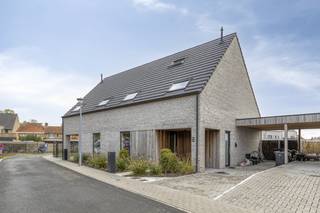 Cette spacieuse maison de 3 chambres allie confort et durabilité : 10 panneaux solaires (415 W chacun), un système de ventilation D pour une qualité de l'air optimale et un abri d'auto. Situé sur un terrain de 483 m², à distance de marche d'une boulangerie, d'une boucherie et d'une pharmacie. Parfait pour ceux qui veulent vivre au calme avec toutes les commodités à proximité.EPB sur demandePlanifiez rapidement votre visite via Dewaele.com !Vous pouvez consulter les conditions générales de Dewaele DIY sur dewaele.com.