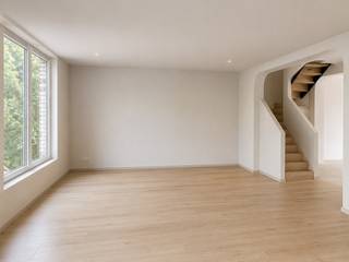 <p>Deze grondig gerenoveerde duplex in de Vuurtorenwijk, combineert ruimte, met comfort en afwerking op niveau.</p><p></p><p>Bij het binnenkomen valt meteen de lichtrijke en ruime woonkamer op, verder is er ook een open keuken met stijlvol kookeiland en toegang tot een ruim terras. Op deze verdieping vindt u eveneens een ruime slaapkamer, een apart toilet, een technische ruimte en een badkamer met zowel inloopdouche als ligbad.</p><p></p><p>Op de tweede verdieping van de duplex bevinden zich maar liefst vier extra slaapkamers en een tweede badkamer met toilet. Via deze verdieping heeft u bovendien toegang tot de zolderruimte, ideaal als thuiskantoor, hobbyruimte of extra bergruimte.</p><p></p><p>De renovatie werd grondig aangepakt: alle leidingen werden vernieuwd en het appartement is uitgerust met vloerverwarming, een ventilatiesysteem en parketvloeren. </p><p>Het geheel bevindt zich momenteel in de afwerkingsfase – als koper heeft u dus nog inspraak in de verdere afwerking en kunt u het appartement volledig naar eigen smaak personaliseren. De voor- en achtergevel en de private delen worden binnenkort eveneens vernieuwd.</p><p>Kortom: een unieke kans voor wie op zoek is naar een ruime, kwalitatieve woonst met vijf slaapkamers, een luxueuze afwerking én het strand om de hoek.</p><p></p>