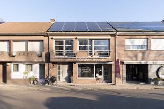 Deze handelsruimte met bovenliggend appartement is centraal gelegen op een boogscheut van het centrum van Geel. De handelsruimte is momenteel ingericht als frituur met eetgelegenheid en omvat een verbruikszaal, afzonderlijke toiletten, afzonderlijke ingerichte keuken, berging met koelcel, garage met automatische poort. De handelsruimte staat in verbinding met een centrale, afzonderlijke inkomhal voor het bovenliggend appartement. Hier vindt u een woonkamer, eetkamer, keuken, wasplaats, badkamer en 3 ruime slaapkamers.<br /><br />Indeling:<br /><br />Handelsruimte:<br />Via een afzonderlijke ingang aan de straatzijde heeft u toegang tot de handelsruimte. Deze is momenteel ingericht als frituur met verbruikszaal maar kan ook perfect voor andere beroepen ingericht worden. Achteraan de verbruikszaal is een afzonderlijk toilet voor cliënteel aanwezig. Aan de achterzijde van de handelsruimte is een afzonderlijke, volledig ingerichte keuken voorzien waar alle voorbereidingen voor de horeca-inrichting worden getroffen. Verder is er gelijkvloers nog een afzonderlijke badkamer met douche, toilet en wastafel, een koelcel en afzonderlijke bergruimte. Daarnaast nog een aparte garage met automatische poort, te bereiken via de achterzijde van het gebouw.<br /><br />Appartement:<br />Het appartement beschikt over een afzonderlijk huisnummer (25A) en heeft op zijn beurt dus ook een afzonderlijke inkomhal op het gelijkvloers. Op de eerste verdieping treft u een ruime, lichtrijke woonkamer. Deze is opgedeeld in een gezellige zithoek en zonovergoten eetkamer. Aanpalend vindt u een ingerichte keuken, voorzien van alle modern comfort. Op de nachthal vindt u twee ruime slaapkamers voorzien van rolluiken, een badkamer met ligbad en wastafel en een afzonderlijk toilet. Op de tweede verdieping een afgewerkte zolderkamer bereikbaar via een vaste trap. Deze is op dit moment in gebruik als derde slaapkamer en hobbyruimte.<br /><br />Terras en tuin:<br />Buiten vindt u nog een buitenkoer met handige tuinberging en de doorrit vanuit de garage naar de achterliggende straat.<br /><br />Buitengewone kenmerken:<br />* 39 zonnepanelen aanwezig<br />* Gunstige EPC-scores voor beide huisnummers<br />* Airco aanwezig in handelsruimte, living en grootste slaapkamer<br />* Overname handelsfonds bespreekbaar<br />* Voldoende parkeermogelijkheid voor de deur