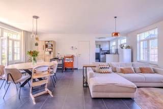 <p>Op wandelafstand van het centrum van<strong> Herentals</strong> bevindt zich dit <strong>gelijkvloers appartement (bouwjaar 2009)</strong> met <strong>drie slaapkamers</strong>, een <strong>ruim terras</strong> en als extra troeven <strong>twee autostaanplaatsen én een berging inbegrepen</strong>. Ideaal voor wie comfortabel en praktisch wil wonen, met alle voorzieningen op wandelafstand.</p>
<p>Je betreedt het appartement via de <strong>inkomhal</strong>, die uitgeeft op de <strong>grote open leefruimte</strong>. Dankzij de <strong>vele ramen</strong> geniet je hier van een aangename lichtinval en een open, luchtig gevoel. Aansluitend bevindt zich de <strong>keuken</strong>, uitgerust met <strong>oven</strong>, <strong>inductiekookplaat</strong>, <strong>dampkap</strong> en <strong>vaatwasser</strong>.</p>
<p>Via de keuken kom je in de <strong>berging</strong>, waar ook de <strong>wasplaats</strong> is voorzien: handig voor extra opslag en een nette, georganiseerde woning.</p>
<p>Verder is er een <strong>nachthal</strong> die toegang geeft tot:</p>
<ul>
<li>het <strong>apart toilet</strong></li>
<li>de <strong>drie slaapkamers</strong>, waarvan <strong>één slaapkamer met ingemaakte kasten</strong></li>
<li>de <strong>badkamer</strong>, uitgerust met een <strong>dubbele wastafel en bad (douche in bad).</strong></li>
</ul>
<p></p>
<p>Qua comfort is het appartement voorzien van <strong>verwarming op gas</strong>. De <strong>EPC-score bedraagt 195</strong>. In de <strong>slaapkamers</strong> zijn <strong>rolluiken</strong> aanwezig, net als op de <strong>badkamer</strong>.</p>
<p>Gemeenschappelijke kosten €163/maand.</p>
<h3>Pluspunten op een rij</h3>
<ul>
<li><strong>Gelijkvloers</strong> wonen in <strong>centrum Herentals</strong></li>
<li><strong>Bouwjaar 2009</strong></li>
<li><strong>3 slaapkamers</strong> (waarvan 1 met <strong>ingemaakte kasten</strong>)</li>
<li><strong>Ruim terras</strong></li>
<li><strong>2 autostaanplaatsen + berging inbegrepen</strong></li>
<li>Keuken met <strong>oven, inductie, dampkap, vaatwasser</strong></li>
<li><strong>Berging/wasplaats</strong></li>
<li><strong>Rolluiken</strong> in slaapkamers en badkamer</li>
<li><strong>EPC 195</strong> | <strong>verwarming op gas</strong></li>
</ul>
<p></p>