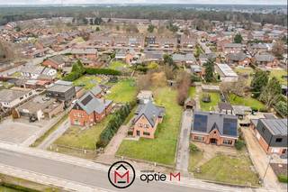 <h2><span>Welkom in deze open bebouwing aan Balendijk 126 Lommel </span></h2>

<p><span>Deze volledig gerenoveerde woning heeft een charmante gevel die bij de renovatie gereinigd en opnieuw ingevoegd werd.<br />De achterbouw is mooi afgewerkt met trespa.<br />Centrale ligging met een vlotte verbinding naar het centrum van Lommel en omliggende voorzieningen.<br /><br />Met op het gelijkvloers ruime living met woonkamer en zithoek, grote keuken met schuifraam naar het terras en de tuin, gang met apart toilet en toegang tot de badkamer. Achterhal.</span><br /><br /><span>De woning biedt 167 m² bewoonbare oppervlakte, verdeeld over een lichtrijke leefruimte met open haard, een ruime keuken met zicht op de tuin, en een badkamer met bad en douche.</span></p>
<br />Boven vind je drie slaapkamers met laminaatvloer en een bergzolder, afgewerkt en bruikbaar als speel- of hobbyruimte.<br />De woning beschikt over een deels onderkelderde kelder, ventilatiesysteem, dubbele beglazing, en een centrale verwarming op aardgas met extra houtkachel. Dankzij het vernieuwde dak (2018), dakisolatie, spouwmuurisolatie en vernieuwde gevel is dit een energiezuinige gezinswoning. Buiten is er een zonnig terras en volledig omheinde tuin.<br /><br /><strong>Troeven:</strong>

<ul>
	<li>Vernieuwd dak (2018) met isolatie</li>
	<li>Gevel gereinigd en opnieuw ingevoegd</li>
	<li>3 slaapkamers + bruikbare zolder</li>
	<li>Gunstig EPC (239 kWh/m²)</li>
	<li><span>Leidingen water en elektriciteit volledig vernieuwd</span></li>
	<li>Asbestveilig</li>
	<li>Elektriciteit conform</li>
	<li>Badkamer met bad en douche, toilet en dubbele wastafel</li>
	<li>Centrale ligging in Lommel</li>
</ul>
<br />Interesse? Contacteer ons via carine@optie-m.be of 0478 41 58 70<br /><br />Benieuwd naar de waarde van je woning? Wij helpen je graag!<br />Stedenbouwkundige info in aanvraag.