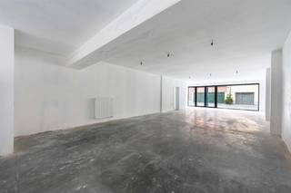 <h3><span>Space and Possibilities</span></h3><p><span>With an impressive </span><span>282 square meters</span><span>, this space offers all the freedom to bring your vision to life. Whether you want to create a stylish store, a creative studio or a modern office concept, it's all possible here. Moreover, this property boasts a </span><span>spacious outdoor space</span><span>, perfect for a terrace or afternoon coffee break.</span></p><p><span>Modern amenities such as a compact kitchen and plumbing are already installed.</span></p><h3><span>Top amenities</span></h3><ul><li><span>Very favorable EPC</span><span>: Sustainable and energy efficient, which is not only good for the environment, but also for your energy bills.</span></li><li><span>Compliant electrical inspection</span><span>: You can get started right away without any worries.</span></li><li><span>Separate bicycle storage</span><span>: Ideal for employees and customers coming by bike.</span></li></ul><h3><span>Location</span></h3><p><span>Located in the heart of Mol, this location attracts both local visitors and passers-by. Thanks to its central location, you are surrounded by stores, restaurants and a lively crowd, greatly increasing your visibility and reach.</span></p><p><span> </span></p><p><span>This property is an excellent opportunity for investors or entrepreneurs seeking a centrally located space with numerous opportunities for personalization and customization. Don't miss the opportunity to transform this versatile property into an inspiring working or living environment.</span></p><h3><span>Why choose this space?</span></h3><p><span>This commercial space combines a prime location, generous floor space and modern amenities in one attractive property. Ideal for entrepreneurs who want to stand out in a dynamic environment.</span></p><p><span>Don't let this opportunity pass you by! Contact us today for more information or a viewing. Your future success starts here!</span></p>