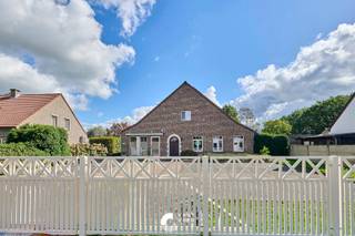 Op een goed bereikbare locatie in Hechtel bevindt zich deze bijzonder ruime en verzorgde woning op een perceel van maar liefst 1.280 m². Met 4 tot 6 slaapkamers, een polyvalente handelsruimte en een professionele keuken biedt deze eigendom bijzonder veel mogelijkheden.<br /><br />De woning is uitermate geschikt voor wie wonen en werken wil combineren. Dankzij de ruime commerciële ruimte, de uitstekende zichtbaarheid en voldoende parkeergelegenheid is dit een interessante opportuniteit voor zelfstandigen, vrije beroepen, een praktijkruimte of andere professionele activiteiten.<br /><br />Ook voor grote of samengestelde gezinnen is er meer dan voldoende plaats. De indeling biedt bovendien mogelijkheden om de woning verder in te richten als kangoeroewoning.<br /><br />Naast de royale ruimtes werd ook gedacht aan wooncomfort en energiezuinigheid. Zo beschikt de woning onder andere over energielabel B, zonnepanelen en een conforme elektrische installatie.<br /><br /><br />INDELING IS ALS VOLGT<br /><br />GELIJKVLOERS<br />Via de inkomhal bereik je een eerste bureelruimte, die eveneens perfect dienst kan doen als bijkomende slaapkamer. Verder bevinden zich op deze verdieping een apart toilet, een ruime leefruimte, keuken, veranda en wasplaats met douche.<br /><br />Het handelsgedeelte beschikt over een ruime winkel-, praktijk- of polyvalente ruimte met aansluitend een professioneel uitgeruste keuken. De voormalige inpandige garage werd ingericht als bijkomende kamer en kan naar wens verder worden benut.<br /><br />VERDIEPING<br />De nachthal geeft toegang tot vier ruime slaapkamers, voorzien van maatkasten, en een recent vernieuwde badkamer.<br /><br />KELDER<br />De woning is volledig onderkelderd en beschikt over meerdere praktische kelderruimtes, ideaal voor opslag, voorraad of extra bergruimte.<br /><br />BIJZONDERHEDEN<br />Gatank aanwezig<br />Perceel van 1.280 m²<br />Mogelijkheid tot 4 à 6 slaapkamers<br />Polyvalente handels-, praktijk- of kantoorruimte<br />Professionele keuken<br />Geschikt voor wonen en werken onder één dak<br />Mogelijkheden als kangoeroewoning<br />Recent vernieuwde keuken en badkamer<br />EPC-label B<br />Zonnepanelen met een opbrengst van ca. 9.500 kWh<br />Elektrische installatie conform<br />Volledig onderkelderd<br />Grote garage en carport<br />Ruime parkeermogelijkheden<br />Goede bereikbaarheid en vlotte verbindingen