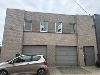 <p>Heel rustig gelegen appartement te huur in kleinschalig gebouw met 2 appartementen in Zelzate.<br />Winkels, openbaar vervoer e.d. bevinden zich in de nabije omgeving.<br /><br />Het appartement omvat een inkomhal, ruime en lichtrijke leefruimte, geïnstalleerde keuken met aanpalend groot terras (24m²) met weids zicht, twee slaapkamers, badkamer met dubbele wastafel en douche, afzonderlijk toilet en een garage met technische ruimte. <br /><br /><strong>Beschikbaar per 01/12/2026.</strong><br />Geen gemeenschappelijke kosten!<br /><br />Een bezoek kan <strong>uitsluitend</strong> via onze website aangevraagd worden: https://www.vastgoeddevos.be/te-huur, klik het pand aan en klik vervolgens op "vraag hier uw bezoek aan". </p>