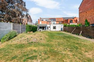 <span>Ontdek deze verrassend ruime, in hartje Lebbeke gelegen gezinswoning (341 m² bruikbare vloeroppervlakte) op een perceel van </span>611 m²<span>, ideaal gelegen op wandelafstand van winkels, scholen en openbaar vervoer. Hier geniet u van ruimte, comfort én een uitstekende bereikbaarheid. </span><span>De woning (kadastraal gekend als handelshuis) beschikt over 2 leef-en eetplaatsen, </span>4 volwaardige slaapkamers<span>, een </span>inrichtbare zolder<span> die tal van uitbreidingsmogelijkheden biedt en een </span>volledig uitgeruste leefkeuken met eetplaats<span> waar het hele gezin samenkomt. Buiten wacht een<strong> </strong></span>zuidgerichte tuin<span>, perfect om de hele dag van de zon te genieten. </span><span>Een extra troef is de </span>dubbele garage (65 m² met 2 automatische poorten) met uitweg via de Eikenveldstraat<span>, aangevuld met een </span>ruim bijgebouw (32 m²)<span> dat zich uitstekend leent als atelier, hobbyruimte, opslag of voor een zelfstandige activiteit. Er is ook een kelder en er zijn 2 trappen naar de eerste verdieping. De zolder is bereikbaar via een vaste trap. </span><span>Bent u op zoek naar een woning met veel leefruimte, een centrale ligging en tal van mogelijkheden om uw woonwensen waar te maken? Dan is deze eigendom absoluut een bezoek waard! EPC: 468 kWh/m²/j., energielabel: E en UC: 3914217-RES-1.</span>