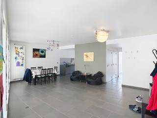 <p>Dit ruime appartement te huur in het centrum van Leuven biedt een uitstekende combinatie van wooncomfort, ruimte en een centrale ligging. Dankzij de nabijheid van winkels, restaurants, openbaar vervoer en tal van andere voorzieningen geniet je hier van het beste wat de stad te bieden heeft.</p><p>Bij het betreden van het appartement kom je terecht in een bijzonder ruime en lichtrijke living die tal van mogelijkheden biedt om een gezellige woon- en eetruimte in te richten. De grote leefruimte vormt het hart van het appartement en zorgt voor een aangename woonbeleving.</p><p>Aansluitend bevinden zich de verschillende functionele ruimtes die het dagelijks comfort verhogen. Het appartement beschikt over twee volwaardige slaapkamers. Eén van de slaapkamers biedt directe toegang tot een aangenaam terras waar je in alle rust van de buitenlucht kunt genieten. Daarnaast is er een badkamer, een apart toilet en een praktische berging die extra opbergruimte voorziet.</p><p>Naast het eerste terras beschikt het appartement ook over een tweede terras, waardoor je op verschillende momenten van de dag kunt genieten van een buitenruimte. Deze extra troef zorgt voor een aangename verbinding tussen binnen en buiten.</p><p>De ligging vormt zonder twijfel één van de grootste pluspunten van dit appartement. Gelegen in het centrum van Leuven bevinden alle dagelijkse voorzieningen zich op korte afstand. Winkels, horeca, scholen, openbaar vervoer en ontspanningsmogelijkheden zijn eenvoudig bereikbaar, wat zorgt voor een bijzonder comfortabele woonomgeving.</p><p>Voor wie extra gemak wenst, kan een autostaanplaats bijgehuurd worden. Het appartement is beschikbaar vanaf 01/08/2026. Een latere beschikbaarheid kan besproken worden.</p><p>Ben je op zoek naar een ruim appartement met 2 slaapkamers, twee terrassen en een topligging in Leuven, dan is dit appartement zeker een bezoek waard.</p>