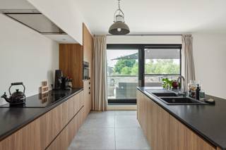 Duurzaam afgewerkt duplex appartement van ca. 137m² met ruim terras, afgesloten garage en autostaanplaats.Dit instapklare duplex appartement...