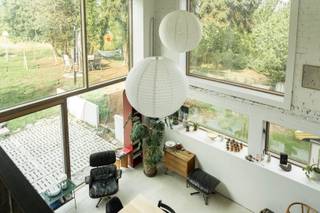 <strong>UNIEK ONTWORPEN</strong>, vrijstaande woning met <strong>UITZONDERLIJKE LICHTINVAL</strong> en zuidwestgerichte tuin aan de <strong>RAND VAN BOS ‘T ENAME</strong>. Deze uitzonderlijke woning geniet van een <strong>GROENE, RUSTIGE LIGGING</strong> met een <strong>PRACHTIG WEIDS UITZICHT</strong> over de <strong>OMLIGGENDE VELDEN</strong>. Grote raampartijen en een <strong>INDRUKWEKKENDE VIDE</strong> geven de leefruimte een <strong>OPEN EN RUIMTELIJK KARAKTER</strong>, terwijl het overvloedige daglicht en de <strong>VERGEZICHTEN</strong> zorgen voor een <strong>STERKE VERBINDING TUSSEN BINNEN EN BUITEN</strong>. Het omliggende groen vormt <strong>DOORHEEN DE SEIZOENEN</strong> een steeds <strong>VERANDEREND DECOR</strong>. Op de verdieping bevindt zich een <strong>VEELZIJDIGE POLYVALENTE RUIMTE</strong>, aangevuld met <strong>DRIE RUIME, LICHTRIJKE SLAAPKAMERS</strong> en een badkamer met inloopdouche en ligbad. Ook buiten staat genieten centraal: de <strong>TUIN MET ZUIDWESTELIJKE ORIËNTATIE</strong> biedt rust, privacy en <strong>MOOIE ZONSONDERGANGEN</strong> met zicht over het landschap.<br /><br />Adres: Katteberg 136 te Ename (Oudenaarde)<br /><br />EPC-label A; P-score: D, G-score: D; Bestuursmaatregelen in maatregelenregister: neen.