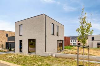 <p>Te koop: moderne open bebouwing in Koersel, gelegen in een rustige residentiële buurt.</p>

<p> </p>

<p>Deze nieuwbouw woning (bouwjaar 2026) combineert eigentijdse architectuur met een praktische indeling. Gelegen in Panisdries, geniet u van een groene omgeving met alle voorzieningen op korte afstand. De woning biedt drie comfortabele slaapkamers, een ruime tuin en een carport. Dankzij de open bebouwing profiteert u van veel lichtinval en een gevoel van ruimte.</p>

<p> </p>

<p>Belangrijkste ruimtes:<br />• Ruime living met aansluitende eetkamer, ideaal voor gezellige momenten.<br />• Moderne keuken met directe toegang tot de tuin.<br />• Drie slaapkamers, perfect voor gezin of gasten.<br />• Badkamer met alle nodige voorzieningen.<br />• Carport voor uw wagen.<br />• Berging en inkomhal voor extra opbergruimte.<br />• Terras met zicht op de tuin.</p>

<p> </p>

<p>Troeven:<br />• Nieuwbouw (2026) met moderne indeling.<br />• Zonnepanelen<br />• Warmtepomp<br />• Oplevering eind 2026</p>

<p> </p>

<p>Neem vandaag nog contact op met uw ERA-makelaar voor een bezoek.</p>

<p> </p>

<p>JOUW DROOMHUIS. ZO GEVONDEN!</p>