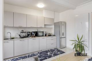 Dit lichtrijke 2-slaapkamerappartement bevindt zich op de 6e verdieping, ideaal gelegen in het levendige centrum van Oostende! Dankzij de hoge ligging geniet je hier van uitzonderlijk veel lichtinval en een open zicht over de stad.<br />De centrale locatie is een absolute troef: op slechts enkele stappen vind je gezellige cafés, sfeervolle terrasjes en leuke eetadresjes. Ook de winkelstraten, openbaar vervoer en het strand liggen op wandelafstand.<br />Indeling: royale inkomhal, woonkamer met open, volledig geïnstalleerde keuken, aansluitend terrasje, badkamer met toilet, douche en lavabomeubel, apart toilet, twee volwaardige slaapkamers met balkon achteraan. Bovendien is er nog een kelder in het gebouw.<br />Het appartement werd in 2022 volledig gerenoveerd: nieuwe keuken, nieuwe badkamer, nieuwe vloer, nieuwe ramen, enz... Het EPC dateert van voor de werken.<br />Een veelzijdig appartement op toplocatie: – ideaal als vaste woonst, tweede verblijf of investering in het hart van de stad.