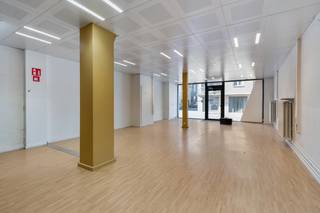 Gelegen aan de Ardooisesteenweg in de stationsbuurt van Roeselare bevindt zich deze ruime opbrengsteigendom, bestaande uit een combinatie...