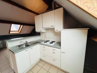 Dakstudio in de Mechelse binnenstad, nabij de Vismarkt.<br />Deze studio is gelegen in de autoluwe Begijnenstraat, op wandelafstand van de Vismarkt, Grote Markt, Ijzerenleen en de winkelstraat van Mechelen waardoor je toegang hebt tot diverse horeca-gelegenheden, winkels, supermarkt en openbaar vervoer.<br /><br />Indeling:<br />De studio is één open geheel zonder aparte kamerindeling en omvat een leefruimte, een kitchenette met de nodige basisvoorzieningen (lavabo, elektrisch kookvuur, koelkast met enkel diepvriesvak), een lavabomeubel en douche. Het toilet is apart. Wonen, slapen en koken vinden plaats in dezelfde ruimte, wat zorgt voor een overzichtelijke en praktische indeling. Dankzij de schuine dakstructuur en meerdere velux ramen (voorzien van verduistering) geniet de studio ook van natuurlijk licht. <br /><br />Concreet:<br />Dakstudio gelegen in een autoluwe straat in de Mechelse binnenstad.<br />Geschikt voor bewoning door maximum twee personen, uitsluitend als hoofdverblijfplaats.<br />Geen lift aanwezig.<br />Gemeenschappelijke kosten €50,-/maand.<br />Gemeenschappelijke fietsenstalling aanwezig voor het opbergen van max. twee fietsen.<br />Beschikbaar vanaf 01/02/2026.<br /><br />Ben jij op zoek naar een plek centraal gelegen in Mechelen, vraag dan zeker je bezoek aan via info@immosir.be!