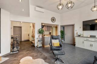 <p><strong>Zeer ruime woning met 3 slaapkamers en grote polyvalente ruimte in een rustige woonwijk.</strong></p>
<p><strong>BEKIJK ZEKER ONZE (VIRTUELE) GRONDPLANNEN EN ATTESTEN VOOR DE INDELING EN EXTRA INFORMATIE.</strong></p>
<p>Bent u op zoek naar een ruime gezinswoning met tal van mogelijkheden? Dan is deze energiezuinige woning in een rustige woonwijk te Mechelen zeker een bezoek waard. Met een bruikbare oppervlakte van maar liefst 305 m², drie slaapkamers, een grote polyvalente ruimte en diverse recente renovaties biedt deze eigendom een uitzonderlijke combinatie van ruimte, comfort en flexibiliteit. Dankzij de uitstekende ligging nabij winkels, scholen, openbaar vervoer en de E19/A12 geniet u bovendien van een vlotte verbinding richting Antwerpen en Brussel.</p>
<p><strong><span>ALGEMENE KENMERKEN:</span></strong></p>
<ul>
<li>Energiezuinige woning met een bruikbare oppervlakte van 305 m²</li>
<li><span>3 slaapkamers</span></li>
<li>Grote polyvalente ruimte, ideaal voor zelfstandigen, hobbyruimte, atelier of kangoeroewonen</li>
<li>Recente renovaties: ramen, badkamer, gevel, dakisolatie, zonnepanelen, thuisbatterij en airconditioning</li>
<li>Mogelijkheid om het dakterras verder af te werken en volledig naar eigen smaak in te richten</li>
<li>Rustige ligging nabij winkels, scholen, openbaar vervoer, E19/A12 en met een vlotte verbinding naar Antwerpen en Brussel</li>
</ul>
<p><strong><span>TECHNISCHE KENMERKEN:</span></strong></p>
<ul>
<li>Gunstige EPC-score: 149 kWh/(m²/jaar) – Label B</li>
<li><span>Elektrische installatie conform AREI</span></li>
<li><span>Asbestveilig</span></li>
<li><span>Verwarming op aardgas via radiatoren</span></li>
<li><span>16 zonnepanelen – 7.120 Wp</span></li>
<li><span>Thuisbatterij van 10 kWh</span></li>
<li><span>Airconditioning (verwarmen/koelen)</span></li>
</ul>
<p><strong><span>INDELING:</span></strong></p>
<p><u><span>Gelijkvloers</span></u></p>
<ul>
<li>Ruime inkomhal met apart gastentoilet en vestiaire</li>
<li><span>Ruime en lichtrijke leefruimte</span></li>
<li>Open keuken met aansluitende berging/wasplaats</li>
<li><span>Eetkamer</span></li>
<li>Badkamer met inloopdouche, lavabo en toilet</li>
<li>Dubbele garage / atelier / hobbyruimte met elektrische poorten</li>
</ul>
<p><u><span>Eerste verdieping</span></u></p>
<ul>
<li><span>Master bedroom (25 m²)</span></li>
<li><span>Tweede slaapkamer (14 m²)</span></li>
<li><span>Derde slaapkamer (11 m²)</span></li>
<li><span>Toegang tot het dakterras</span></li>
</ul>