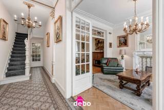<strong>Wonen met karakter in hartje Kuurne</strong><br /><br />In de Koning Albertstraat 21 in Kuurne wacht deze charmante woning op nieuwe bewoners. Hier woon je centraal, levendig en toch met dat gezellige thuisgevoel.<br /><br />Binnen kom je binnen via een ruime, uitnodigende inkomhal. De leefruimte voelt warm en gezellig aan, met een aparte zithoek die meteen sfeer brengt.<br /><br />Aansluitend ligt de lichtrijke keuken, waar de grote ramen zorgen voor een mooi zicht op de groene tuin.<br /><br />Op het gelijkvloers vind je ook een apart toilet, badkamer, praktische hobbyruimte en kelder. Boven zijn er drie slaapkamers en via de vaste trap bereik je de zolder, een plek vol mogelijkheden. Extra kamers, een bureau of creatieve studio? Hier kan het allemaal.<br /><br />Met een klare kijk en de juiste renovatieaanpak kan deze woning uitgroeien tot een bijzonder fijne thuis. De huidige indeling biedt bovendien mooie kansen om de ruimtes nog sterker te laten aansluiten op het hedendaagse wonen. Zo kan de badkamer eventueel naar de verdieping worden verplaatst, waardoor er beneden extra ruimte en nog meer verbinding met de tuin kan ontstaan.<br /><br />De tuin maakt het plaatje helemaal af: groen, sfeervol en heerlijk rustig. Dankzij de achterliggende uitweg is er bovendien een vlotte verbinding naar de<strong> afzonderlijke garagebox</strong> in de naastgelegen straat. <strong>Bezoek bel 0495 53 48 65</strong><br />