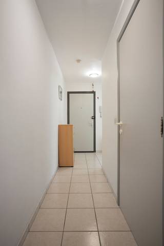 <p>Welkom in dit lichtrijke appartement aan de Eénmeilaan in Kessel-Lo, een rustige en gegeerde woonwijk vlakbij Leuven. Op de derde verdieping van een verzorgd gebouw met lift geniet je hier van een instapklaar thuis waar wonen vanaf dag één aangenaam voelt. De rustige ligging, gecombineerd met de nabijheid van alle stedelijke voorzieningen, maakt dit een plek waar je je meteen op je gemak voelt.</p><p>Via de inkomhal kom je binnen in een aangename leefruimte van maar liefst 32 m², die naadloos overloopt in een volledig vernieuwde keuken uit 2017 van 7 m², voorzien van hedendaags comfort zoals een vaatwasser, oven, microgolf en keramische kookplaat. Een praktisch bijkeukentje van 2 m² zorgt voor extra bergruimte. Het appartement telt twee ruime slaapkamers van elk 12 m², ideaal voor gezin, thuiswerk of bezoek, en een volledig vernieuwde badkamer van 2017 met ligbad met douche en afzonderlijk gastentoilet. In totaal biedt de woning een bewoonbare oppervlakte van 91 m², verdeeld over een heldere en functionele indeling.</p><p>Naast binnen genieten kan je ook even buiten vertoeven op het terras van 5 m², mooi georiënteerd op het oosten voor een rustig moment in de ochtendzon. Het appartement beschikt daarnaast over een eigen inpandige garagestaanplaats, een echte troef in deze buurt. De afwerking is verzorgd met geschilderde pleisterwanden, tegelvloeren en aluminium buitenschrijnwerk met dubbele beglazing. Dankzij de nieuwe Viessmann hoogrendementsketel van 2025 en het uitstekende EPC-label A (87 kWh/m²) combineert dit appartement wooncomfort met energiezuinigheid. Het gebouw wordt beheerd door een syndicus, wat zorgt voor een vlotte opvolging van het gemeenschappelijk onderhoud.</p><p>De ligging is een echte meerwaarde: op slechts 250 meter vind je openbaar vervoer, winkels bevinden zich op wandelafstand en scholen zijn vlot bereikbaar binnen de buurt. Ook het station en de invalswegen richting Leuven en omgeving liggen op een boogscheut, wat dagelijks pendelen of een uitstap naar de stad bijzonder eenvoudig maakt. Kortom, een ideale uitvalsbasis voor wie rust en bereikbaarheid wil combineren.</p><p>Interesse om dit instapklare appartement te komen bekijken? Boek snel een afspraak via onze website voor de "Avant-Première" op 28 & 29 oktober met vastgoedadviseur Jos Vanvlasselaer of bel op gsm 0499/27 85 10, tot binnenkort.</p>