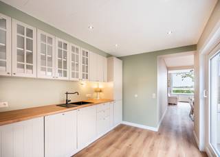 <p>Deze gezinswoning combineert vier slaapkamers, een recent vernieuwde keuken en badkamer, een zonnig terras en EPC-label B. De ligging tegenover de Spuikom maakt het pand uitzonderlijk: een rustige straat met direct zicht op een getijdenmeer, en toch op tien minuten van het centrum.</p><p><strong>Gelijkvloers</strong></p><p>Via de inkomhal kom je in een ruime woonkamer met goede lichtinval en open zicht. De aansluitende keuken werd vernieuwd en is uitgerust met vaatwasser, inductiekookplaat, oven en dampkap.</p><p>Het gastentoilet en een wasplaats bevindt zich eveneens op het gelijkvloers.</p><p></p><p>Het terras is compact, maar krijgt veel zon — een praktische buitenruimte zonder veel onderhoud.</p><p></p><p><strong>Eerste verdieping</strong></p><p>De eerste verdieping telt twee ruime slaapkamers, beide voldoende groot voor een tweepersoonsbed met kasten. De badkamer werd vernieuwd en bevat een douche, wastafel en toilet.</p><p></p><p><strong>Tweede verdieping</strong></p><p>Onder het dak liggen nog twee slaapkamers, voorzien van nieuwe Velux-dakramen. Beide ruimtes zijn bruikbaar als kinderkamer, logeerkamer, thuiskantoor of hobbyruimte.</p><p>Een aparte technische ruimte herbergt de condensatieketel en biedt extra bergruimte.</p><p></p><p><strong>Energie en onderhoud</strong></p><p>Het dak werd geïsoleerd en de woning werd asbestvrij gemaakt. Het EPC-label B bevestigt dat de belangrijkste energie-ingrepen zijn uitgevoerd.</p><p></p><p><strong>De Spuikom</strong></p><p>De Spuikom is een getijdenmeer is een omgeving is een combinatie van natuurgebied en recreatieplek.</p><p>Rond de Spuikom loopt een wandelpad. Aan de oever vind je de historische Oesterputten en verschillende rustplekken. DE watersportclubs maken het meer tot een actieve plek voor zeilers, roeiers en surfers.</p><p></p><p>De Schietbaanstraat ligt in een rustig deel van Oostende, op ongeveer tien minuten van het centrum, de winkelstraten, het station en het strand. Scholen, bushaltes en dagelijkse voorzieningen liggen op wandel- of fietsafstand. Voor wie pendelt: de aansluiting op de invalswegen is vlot.</p><p></p><p><strong>Interesse? Contacteer ons voor een bezoek. </strong></p>