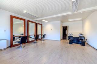 Te renoveren woning met handelspand in Lier.Het pand beschikt over een commerciële ruimte/handelspand dat geschikt is voor verschillende activiteiten...