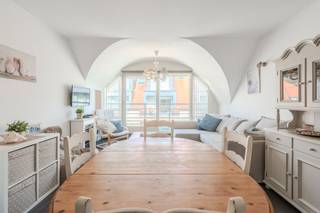 Gerenoveerd appartement met één slaapkamer en zongericht terras gelegen op de vijfde verdieping van de Residentie "De Kogge", Ijzerstraat 1. Dit appartement is rustig doch ideaal gelegen vlakbij de winkels, horeca en op 100 meter van de Zeedijk. <br /><br />Privatieve kelderberging in het gebouw.<br /><br />Indeling:<br />- inkomhal met ingemaakte kasten of plaats voor stapelbed<br />- lichtrijke woonkamer met open keuken (23m²) voorzien van koelkast met diepvriesvakje, elektrische kookplaat, microgolfoven, vaatwas en dampkap<br />- slaapkamer (9m²)<br />- badkamer (4m²) met douche, lavabo en aansluiting voor wasmachine<br />- afzonderlijke berging (2m²) <br />- zonnig terras <br /><br />Troeven:<br />- kwalitatief gerenoveerd in 2021<br />- uiterst centraal gelegen<br />- zonnig terras<br />- instapklaar<br />- privatieve kelderberging met plaats voor fietsen<br /><br />Bent u op zoek naar een instapklaar en lichtrijk appartement met zonnig terras op een uitstekende ligging vlak bij de zee? Aarzel dan niet om ons te contacteren voor meer informatie of een bezoek!<br /><br />Bestuursmaatregelen in het maatregelenregister: nee
