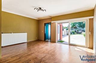 <p>In het centrum van Schoten, op wandelafstand van de Markt, bevindt zich deze ruime woning met verrassend veel potentieel. De combinatie van een centrale ligging, een bewoonbare oppervlakte van 159 m², vier ruime kamers én een grote zuid-tuin maakt deze eigendom bijzonder interessant.<br /><br />Deze woning is ideaal voor wie op zoek is naar een gezinswoning om volledig naar eigen smaak te renoveren, maar biedt ook een sterke opportuniteit voor investeerders die de waarde van deze locatie en het aanwezige volume meteen herkennen.<br /><br />Voor meer informatie kan u terecht op onze website www.verbiestvastgoed.be<br /><br />Denkt u zelf aan verkopen of verhuren? Neem contact op met Verbiest Vastgoed voor een gratis en vrijblijvende waardebepaling via info@verbiestvastgoed.be of 0478 38 46 21.</p>