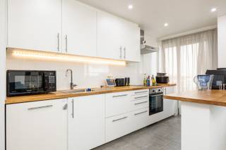 Ontdek dit lichtrijke en uitstekend onderhouden appartement op de 9de verdieping van een verzorgde residentie. Het appartement werd recent...