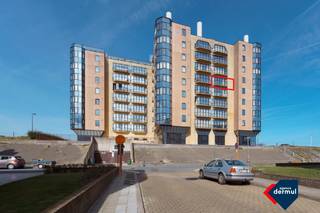 À louer : appartement soigné d'une chambre au cinquième étage de la résidence Hydro Palace à Mariakerke. Cet appartement lumineux bénéficie d'une belle vue sur Mariakerke et se trouve dans un emplacement privilégié, à quelques pas seulement de la digue et de la plage. L'arrêt de tramway est tout proche, ce qui vous permet de rejoindre facilement le centre d'Ostende et Middelkerke. Le salon donne accès à une agréable terrasse où vous pourrez profiter pleinement du soleil le matin et en début d'après-midi. La cuisine et la salle de bains ont été récemment rénovées et offrent un confort moderne. L'appartement est disponible immédiatement et est loué pour 725 euros par mois, avec une avance de 60 euros pour les frais généraux.<br /><br /><br /> 