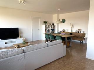3-slaapkamer hoekappartement volledig gerenoveerd in 2021<br /><br />Prachtig gerenoveerd ruim(117m2!) hoekappartement met veel lichtinval<br />Gelegen aan de achterkant met zicht op Antwerpen<br />Dit instapklare appartement bevindt zich op een toplocatie in een groene omgeving, vlakbij invalswegen en openbaar vervoer. Sorteerstraatje voor de deur en bushalte nabij! Rechtover bos en plage op wandelafstand!<br /><br />Centrale verwarming op aardgas(gem. kosten)<br />Dubbel glas<br /><br />Belangrijkste ruimtes:<br />Keuken<br />- Nieuw 2021<br />- Open keuken met eiland<br />- Hyper-geïnstalleerd (Electrolux): vaatwasser, microgolfoven, oven, koelkast, diepvriezer<br />- Kookfornuis is inductie, 4 pitten<br /><br />Badkamer<br />- Nieuw 2021<br />- Inloopdouche met rainshower<br />- Meubel met dubbele lavabo<br />- Toilet<br /><br />Inkom<br />- Ruime inkomhal met vestiairekast en extra kast voor spullen op te bergen<br />- Ruim toilet met handenwasser, met aansluiting voor wasmachine en droogkast<br /><br />Leefruimte<br />- Grote, open leefruimte<br />- Parket – gerenoveerd 2021, mat vernist<br />- Leefruimte kan van inkomhal gescheiden worden door glazen deur.<br /><br />Slaapkamer 1 (18m2), slaapkamer 2(10m2), slaapkamer 3 (8,3m2)<br /><br />Zeer groot terras van 10m2, oostgericht<br /><br />Garagebox op begane grond optioneel (+30.000€)<br /><br />Kelder bergruimte 5m2 inbegrepen<br /><br />Grote privétuin, enkel te gebruiken door bewoners en hun bezoekers.<br />Speeldeel en groene zone<br />Perfect onderhouden<br />Zitbanken<br /><br />Geen makelaar gewenst!