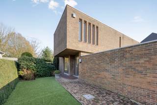 In het pittoreske Bazel bevindt zich deze karaktervolle villawoning op een prachtig zuidoost georiënteerd perceel van 800 m².Oorspronkelijk gebouwd...